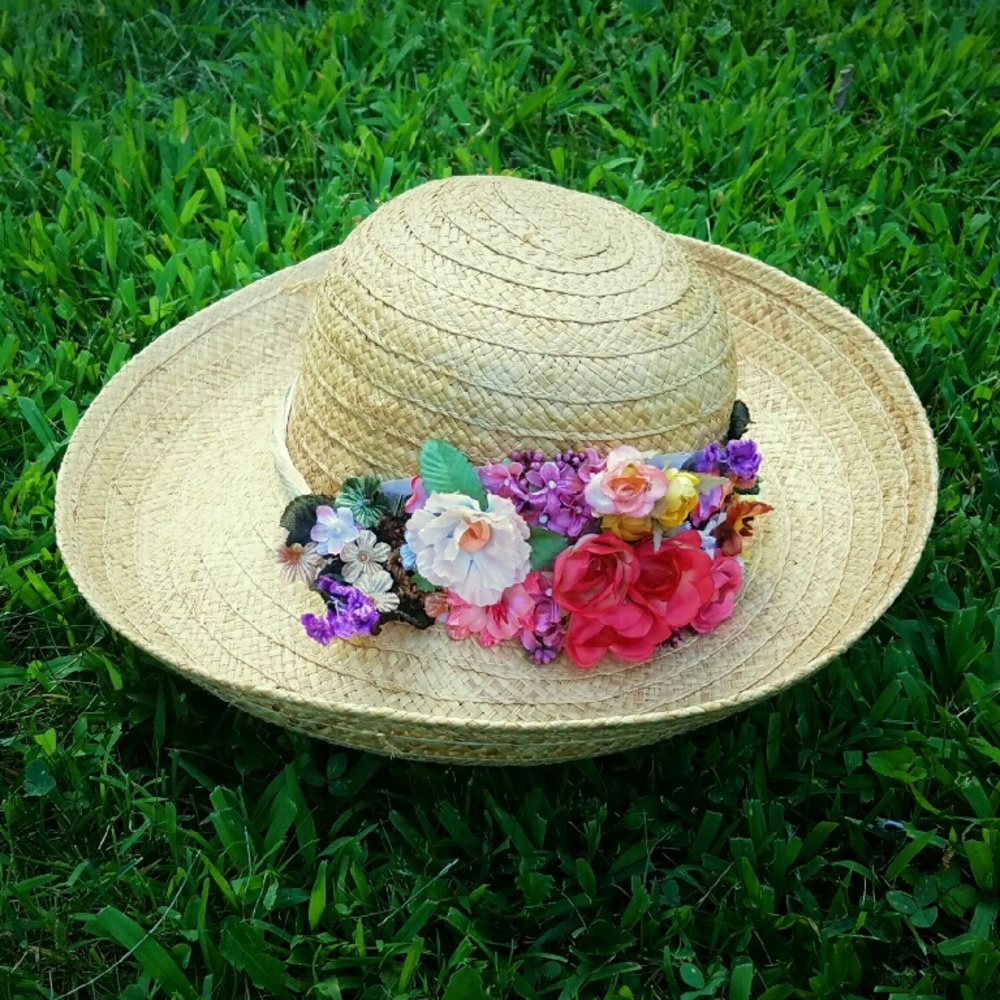 Beautiful Vintage Straw Hat w/ Floral Detail